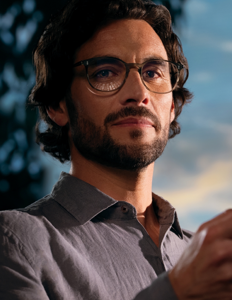 Mann mit Gleitsichtbrille.